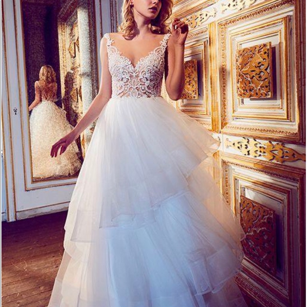 Stunning wedding gown! New with tags! - Picture 3 of 16